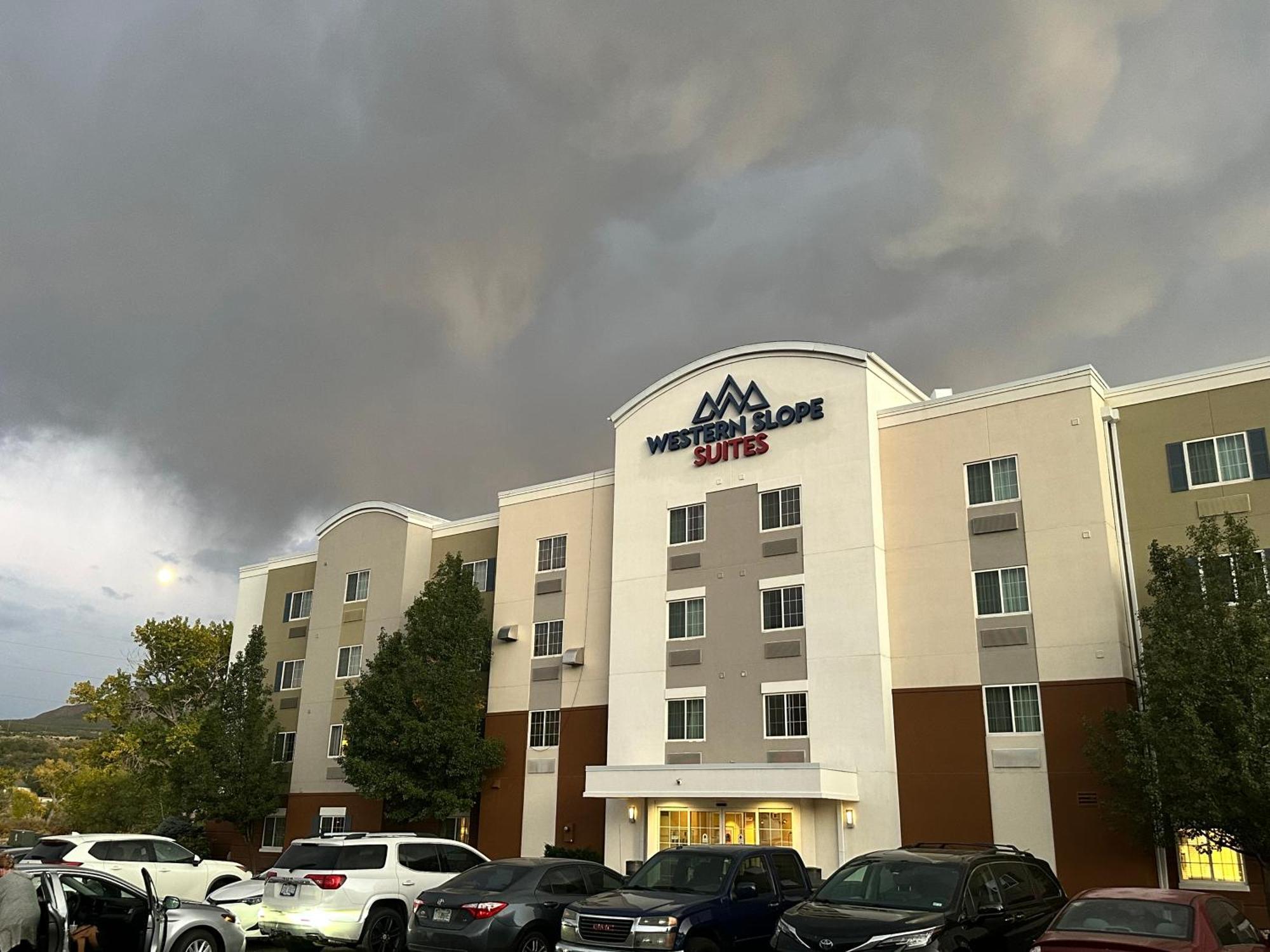 Western Slope Suites Parachute Экстерьер фото